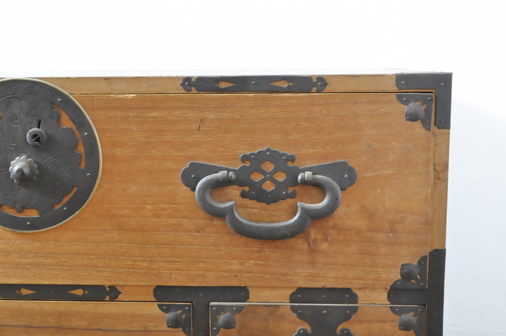 和製アンティーク　前面桐材　歴史を刻んだ趣が魅力的な蝶覆輪金具の二段重ね会津箪笥ローボード(時代箪笥、和たんす、衣装タンス、引き出し、収納箪笥、サイドボード)(R-065112)