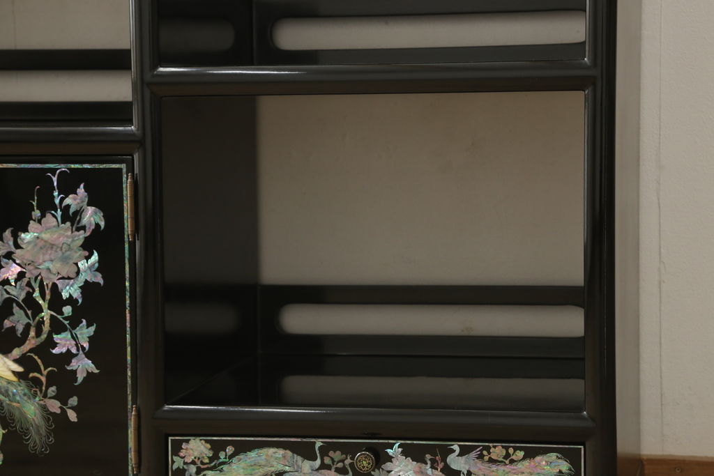 中古　美品　高級民芸家具　華やかな孔雀の螺鈿(らでん)細工が目を引く飾り棚(定価約90万円)(収納棚、戸棚、茶棚)(R-058808)