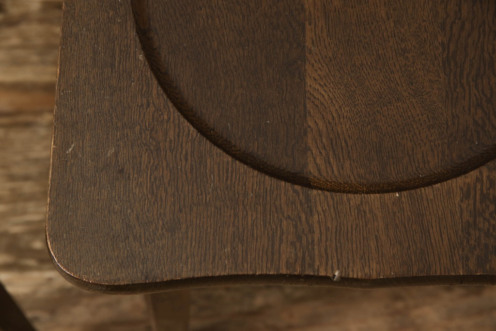 中古　美品　横浜クラシック家具　ノックオンウッド(knockonwood)　Hand Made　コロニアルシリーズ　背板のデザインが目を惹くチェア2脚セット(ダイニングチェア、板座チェア)(定価2脚で約10万円)(R-065949)