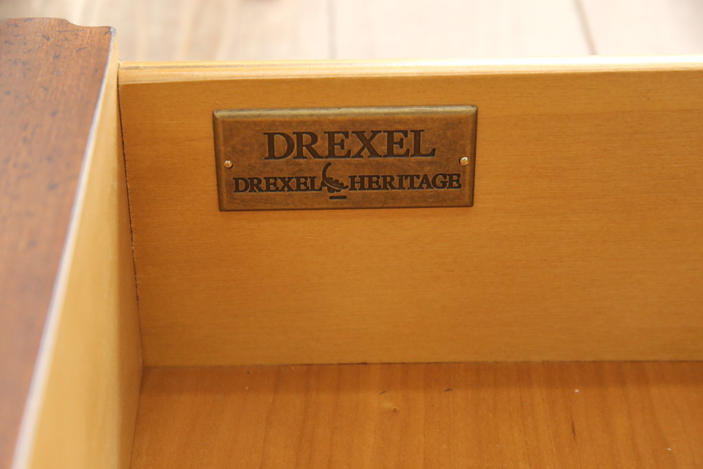 希少　中古　DREXEL HERITAGE(ドレクセルヘリテイジ)　クラシカルなデザインが魅力的なドレッサー(サイドキャビネット、鏡台、化粧台、サイドボード、サイドチェスト、引き出し)(R-055459)