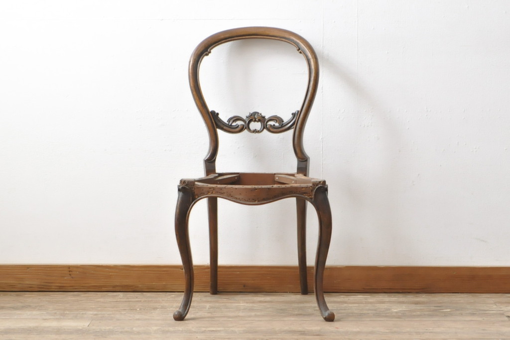 イギリスアンティーク　マホガニー材　繊細なレリーフが優雅な印象を高めるバルーンバックチェア(ダイニングチェア、椅子)(R-055201)
