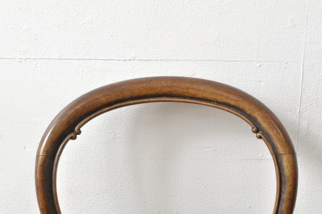 イギリスアンティーク　マホガニー材　繊細なレリーフが優雅な印象を高めるバルーンバックチェア(ダイニングチェア、椅子)(R-055201)