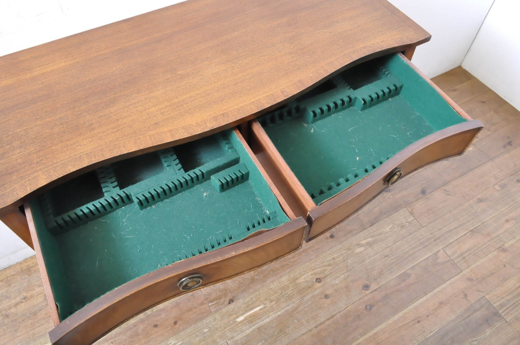イギリスアンティーク　ウォールナット材　気品のあるクラシカルな佇まいが魅力のコンソールテーブル(サイドテーブル)(R-065876)
