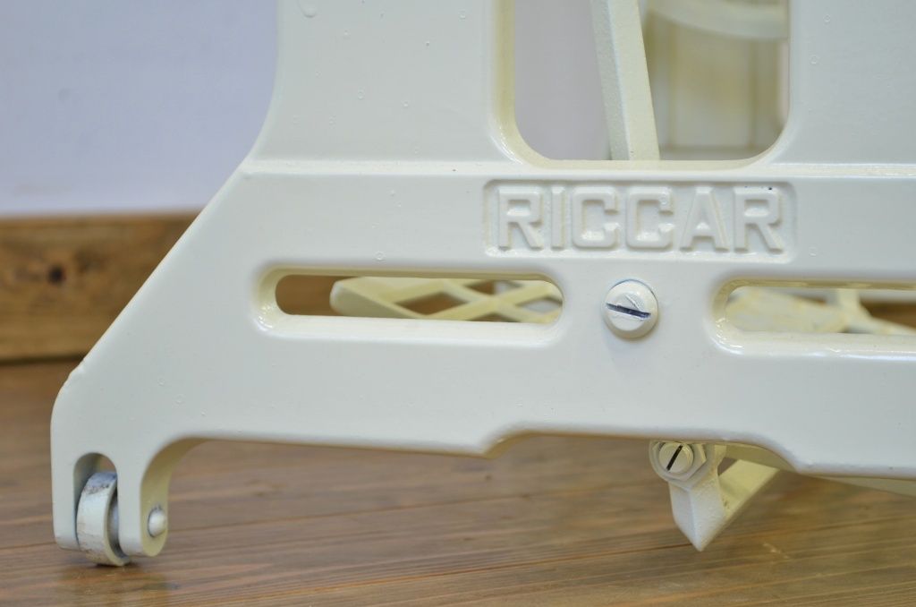 白いペイントのかわいいリメイクミシンテーブル(RICCAR)作業台