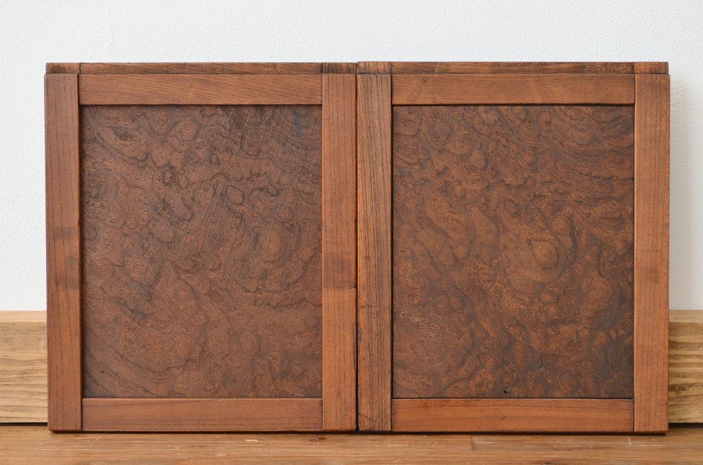 古民具・骨董　欅の玉杢無垢材で作られた小さな引き戸2枚セット(2)