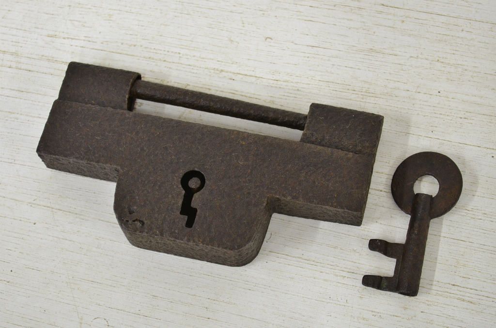 アンティーク雑貨 古い鉄製の大きな錠前鍵付   ラフジュ工房