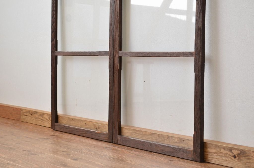 アンティーク　古い栗材の小ぶりなガラス戸2枚(窓・引き戸)