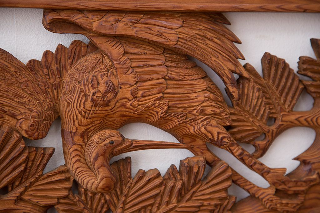 古民具・骨董　美しいデザイン!鶴と松の重厚な彫り　屋久杉彫刻欄間(ランマ)