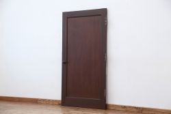 アンティーク　古い洋館のシンプルで重厚なドア(扉)