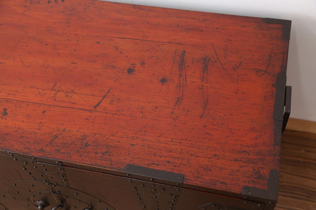 アンティーク家具　古民具・骨董 明治期 太鼓鋲 使い込まれた二段重ね観音開き時代箪笥
