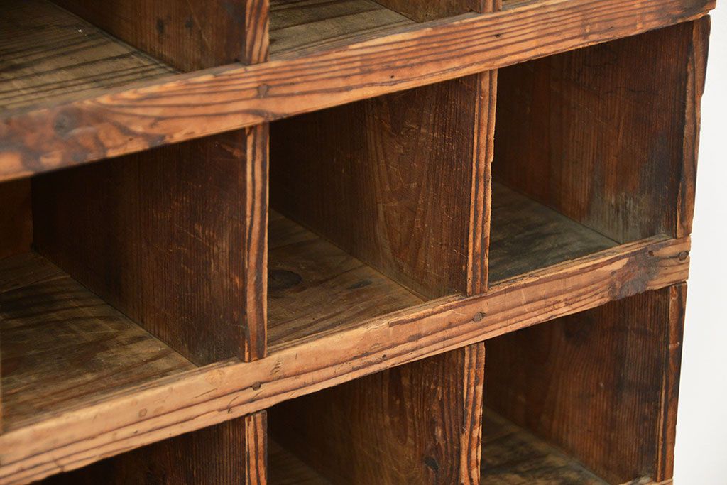 アンティーク家具　インダストリアル　古い工場の使い込まれたマス目棚(部品棚・飾り棚)(1)