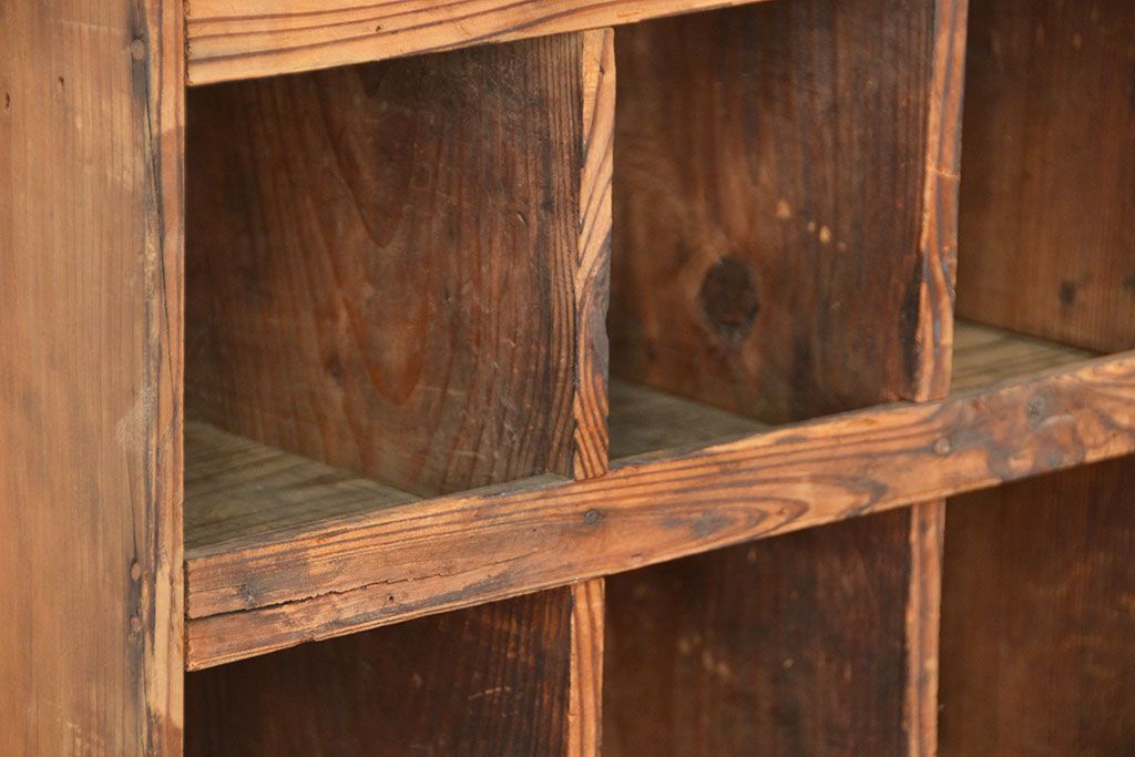 アンティーク家具　インダストリアル　古い工場の使い込まれたマス目棚(部品棚・飾り棚)(1)