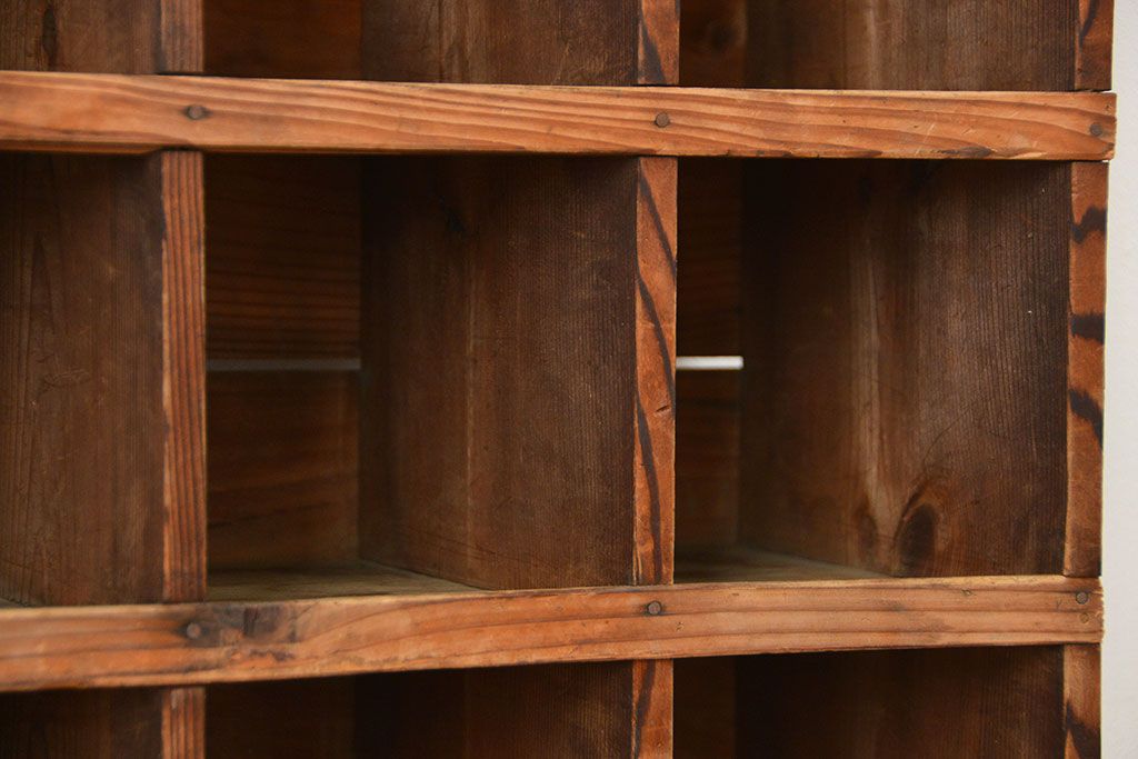アンティーク家具　インダストリアル　古い工場の使い込まれたマス目棚(部品棚・飾り棚)(2)