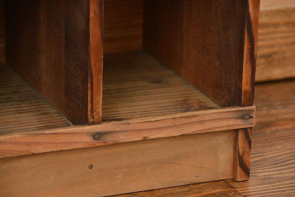 アンティーク家具　インダストリアル　古い工場の使い込まれたマス目棚(部品棚・飾り棚)(2)