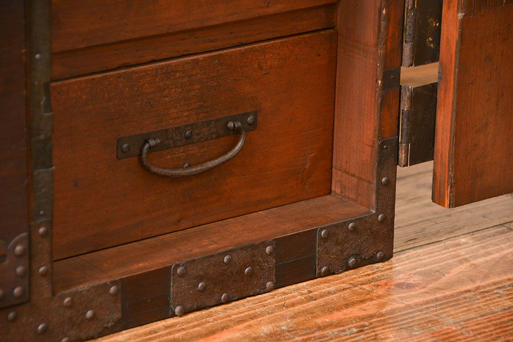 アンティーク家具　古民具・骨董 使い込まれた二段重ね時代箪笥(たんす、タンス)