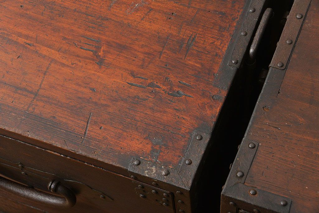 アンティーク家具　古民具・骨董 使い込まれた二段重ね時代箪笥(たんす、タンス)