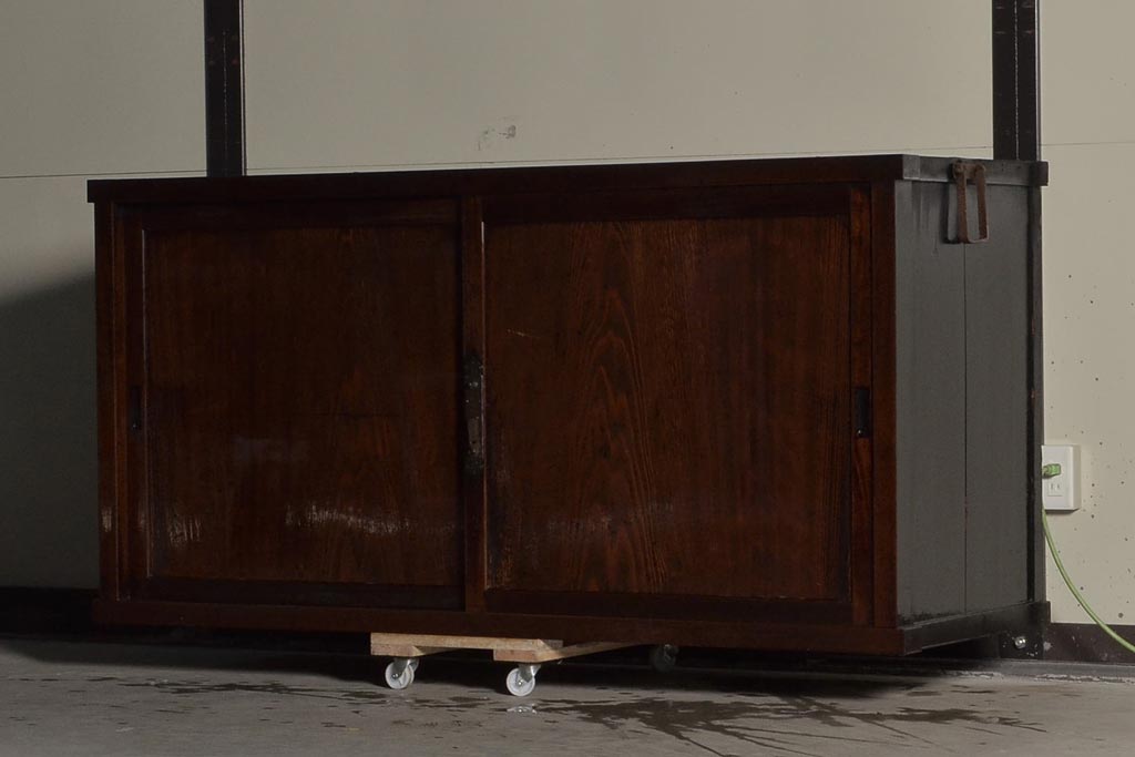 アンティーク家具　木製引き戸のシンプルな収納箪笥サイドボード(収納棚)(R-036604)