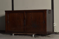 【セミオーダー家具実例】北海道民芸家具のローボードをリメイク!引き戸にモールガラスを入れて、引き手金具を取り付け。背面に配線用の穴を開け、テレビ台として使いやすい作りに。(テレビボード)