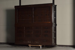 【セミオーダー家具実例】アーコールのサイドボードの背面にマガジンラックを取り付け。間仕切りカウンターとして活躍します。ラックは取り外しもできる便利な作りです。(カウンター、収納棚)