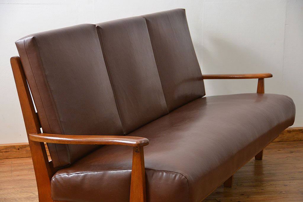 レトロ家具　アンティーク 1960年代　珍しいデザインのレトロで重厚なナラ材3Pソファ