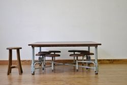 レトロ家具　昭和レトロ 子供用8脚格納スツール付き鉄脚テーブル作業台