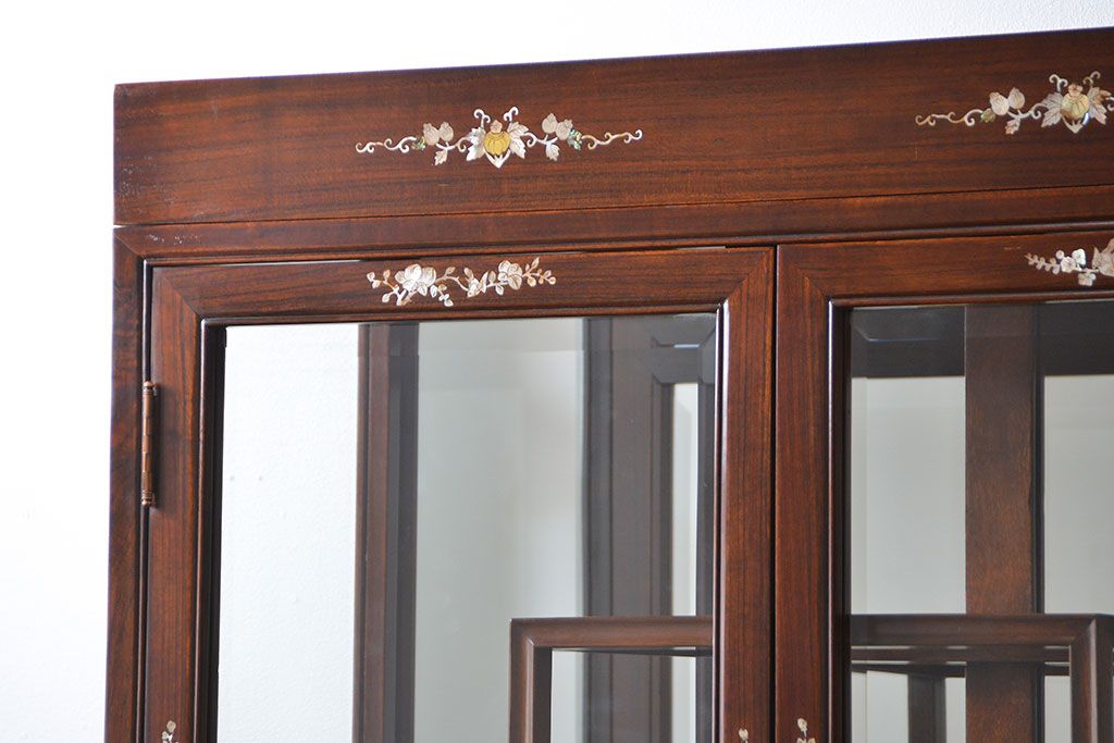 中古 高級家具 唐木製の螺鈿細工入りの中国飾り棚 (キャビネット、ガラスケース)