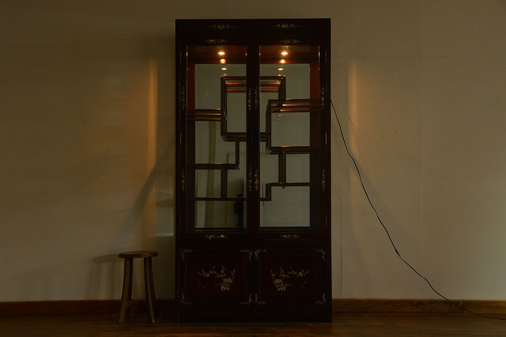 中古 高級家具 唐木製の螺鈿細工入りの中国飾り棚 (キャビネット、ガラスケース)