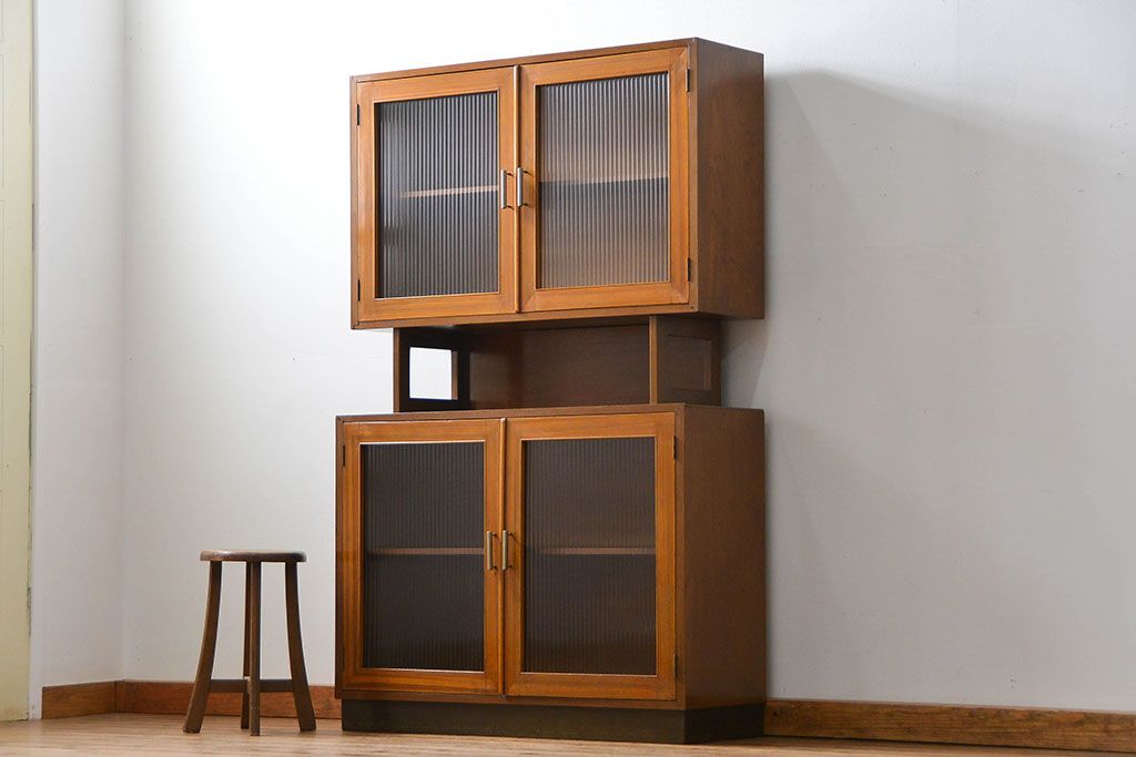 レトロ家具　昭和レトロ モールガラス入りのミッドセンチュリー食器棚(カップボード、収納棚)