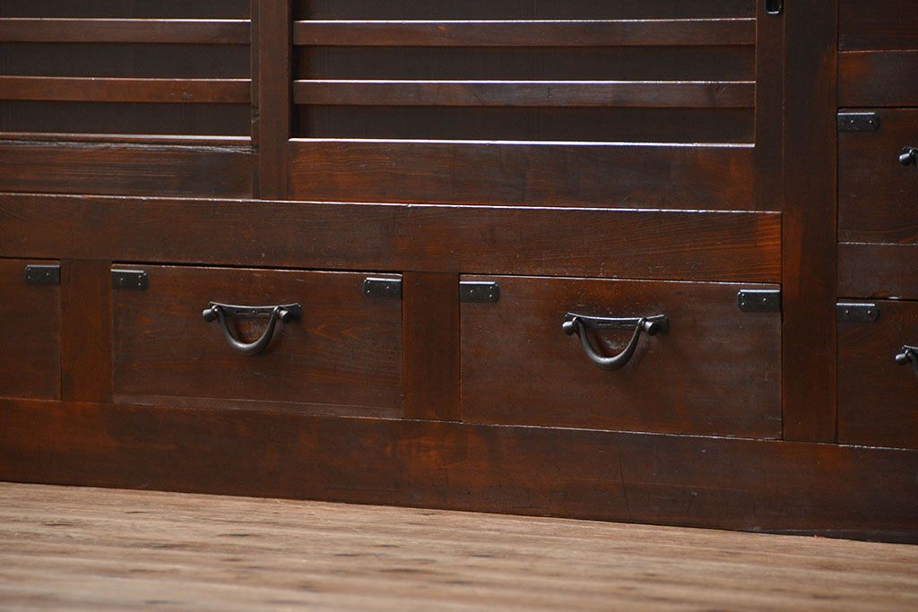 アンティーク家具　アンティーク 昇り引き出し付きの収納箪笥サイドボード(水屋箪笥)