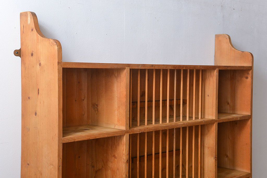 アンティーク家具　イギリスアンティーク　パイン材の壁掛けキャビネット