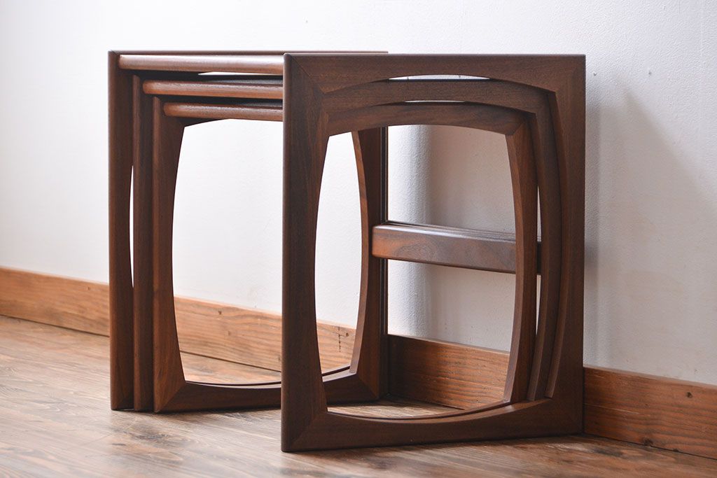 ヴィンテージ家具　北欧ビンテージ　G-PLAN　チーク材のお洒落なネストテーブル