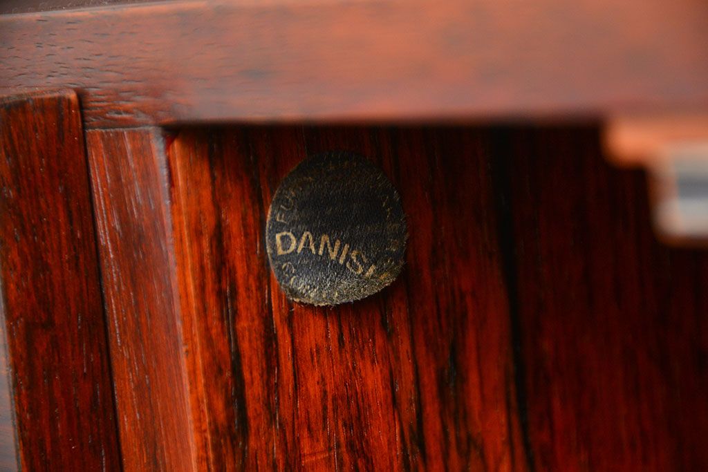 ヴィンテージ家具　北欧ビンテージ　デンマーク製　ローズウッド材のシンプルでおしゃれなキャビネット