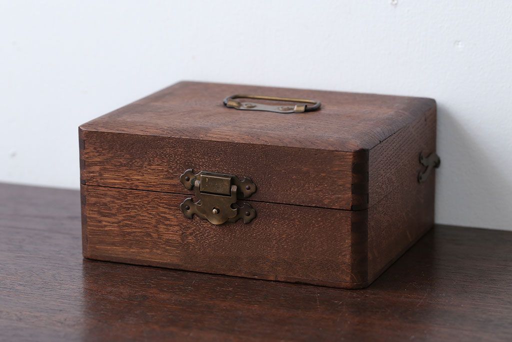 アンティーク雑貨　アンティーク　古い木製の小さな小物入れ(小箱・印鑑ケース)