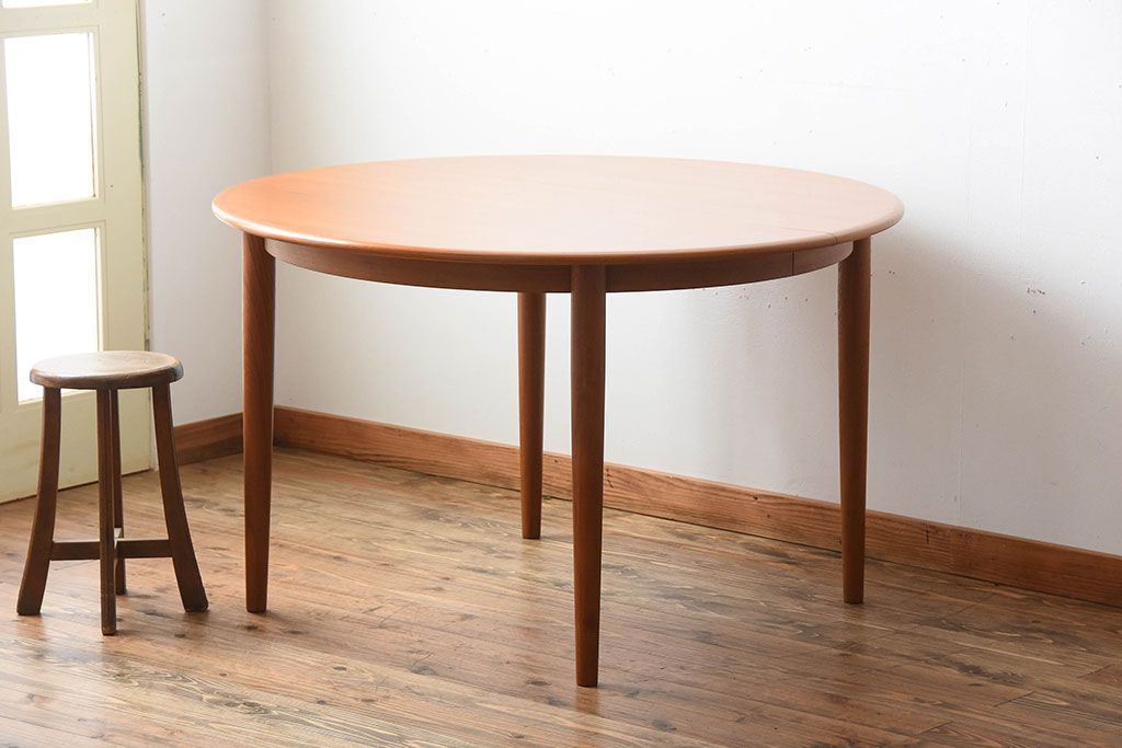 ヴィンテージ家具　北欧ビンテージ　デンマークSkovmand & Andersen社製　チーク材のラウンドダイニングテーブル