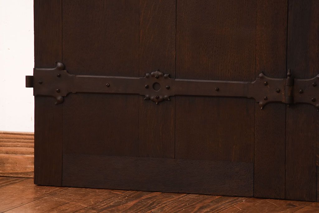 イギリスアンティーク　重厚なオーク材の優美な扉(ドア)(2)