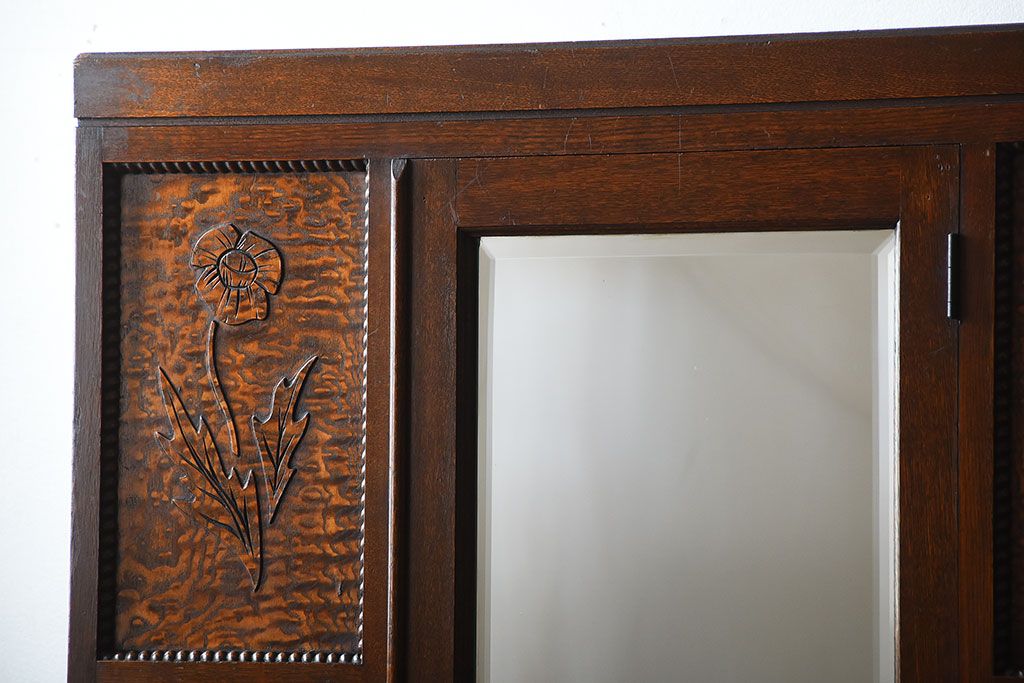 アンティーク家具　和製アンティーク　古い木製の彫刻が上品なワードローブ