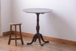アンティーク家具　イギリスアンティーク　上品でおしゃれなチルトアップカフェテーブル(コーヒーテーブル、サイドテーブル)