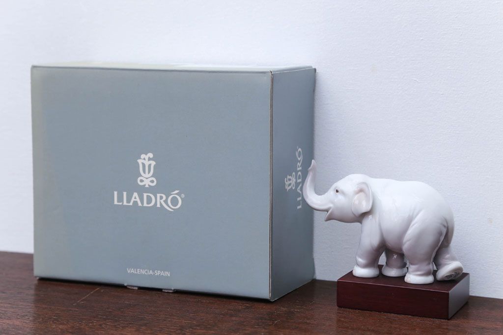 アンティーク雑貨　美品・リヤドロ(LLADRO)象の置物(幸運のゾウ/ラッキーエレファント)・箱付き