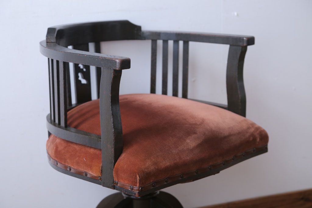 アンティーク家具　和製アンティーク　アーム付きのシックな回転椅子