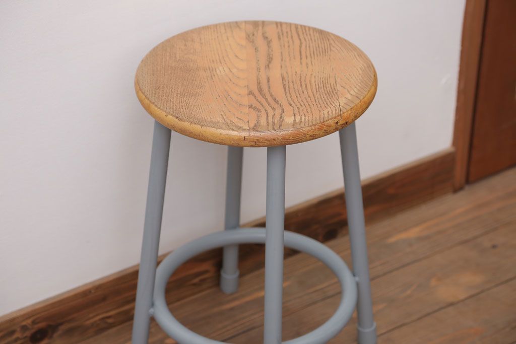 アンティーク雑貨　ビンテージ　ブルーグレーペイント鉄脚のかわいい丸スツール(椅子、チェア)(1)
