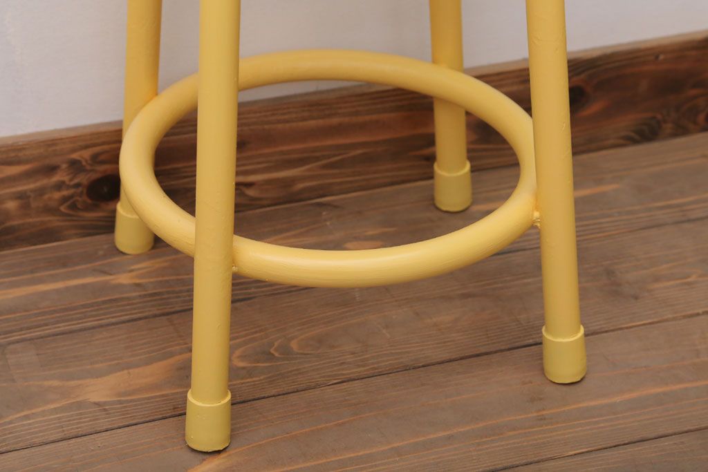 アンティーク雑貨　ビンテージ　イエローペイント鉄脚のかわいい丸スツール(椅子、チェア)(2)
