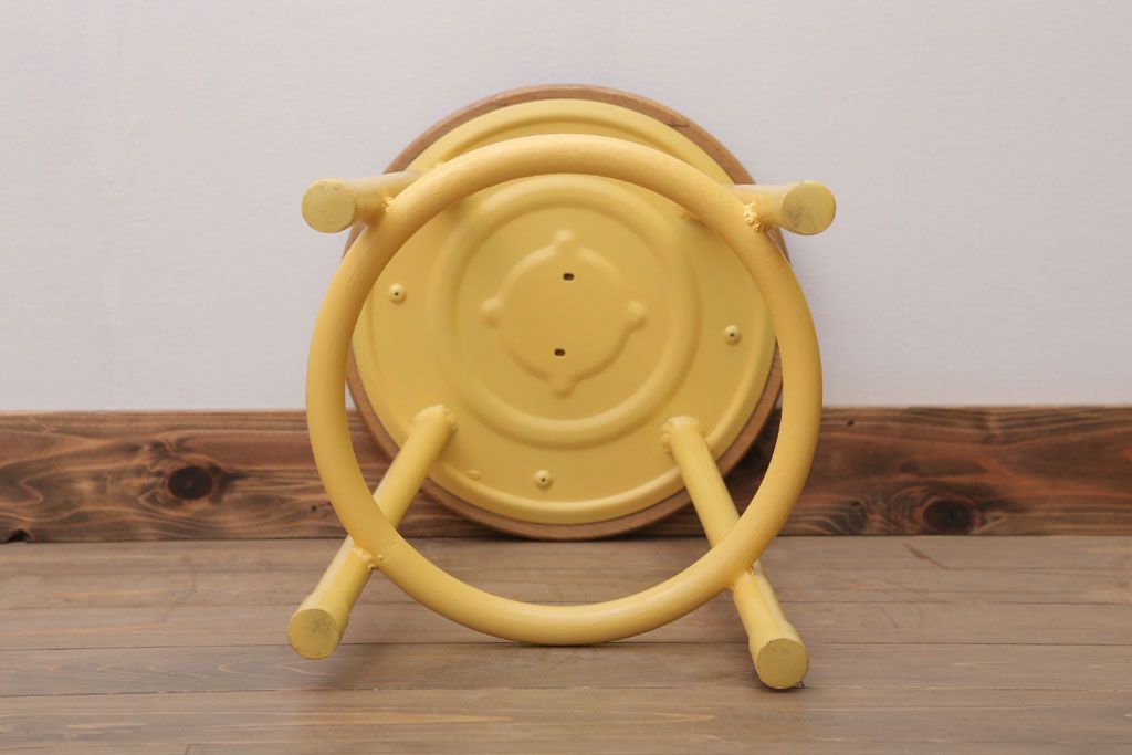 アンティーク雑貨　ビンテージ　イエローペイント鉄脚のかわいい丸スツール(椅子、チェア)(2)