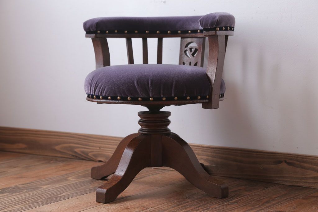 アンティーク家具　大正ロマン　透かし彫り　モダンで小ぶりなアンティーク回転椅子