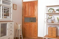 アンティーク　古いレトロな木味の素朴なドア(扉)