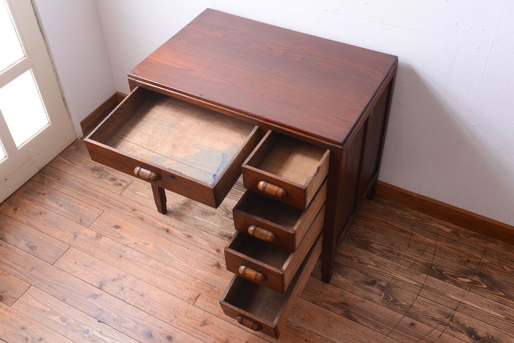 レトロ家具　和製アンティーク　小ぶりで可愛いレトロな木製デスク(片袖机)