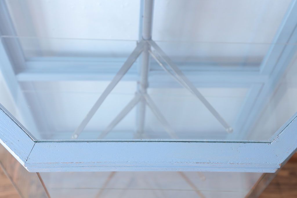 アンティーク雑貨　アンティークペイント　ブルーグレーカラーの五角形ショーケース(ガラスケース)