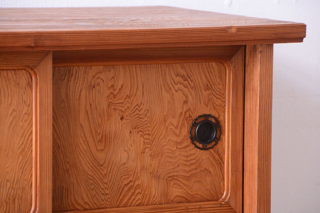 中古　民芸家具　屋久杉製の上品な木味戸棚(飾り棚・収納棚)