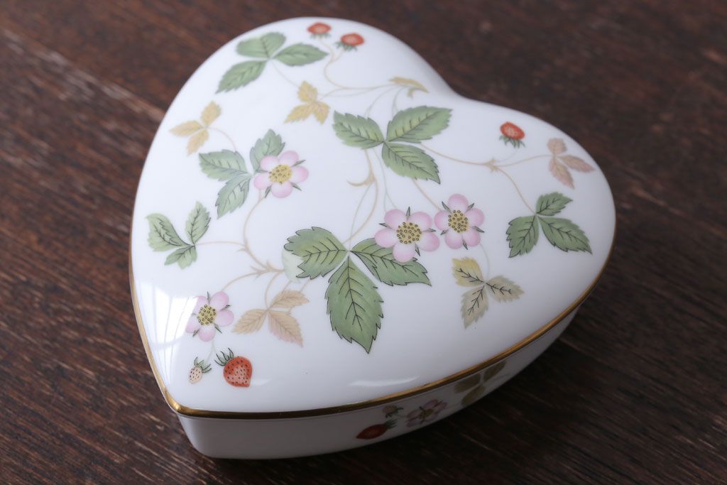 アンティーク雑貨　中古　イギリスWedgwood(ウェッジウッド)　ワイルドストロベリー　ハート型小物入れ