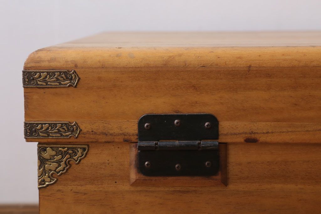 アンティーク雑貨　ビンテージ　日本製　総桐材の古いトランク