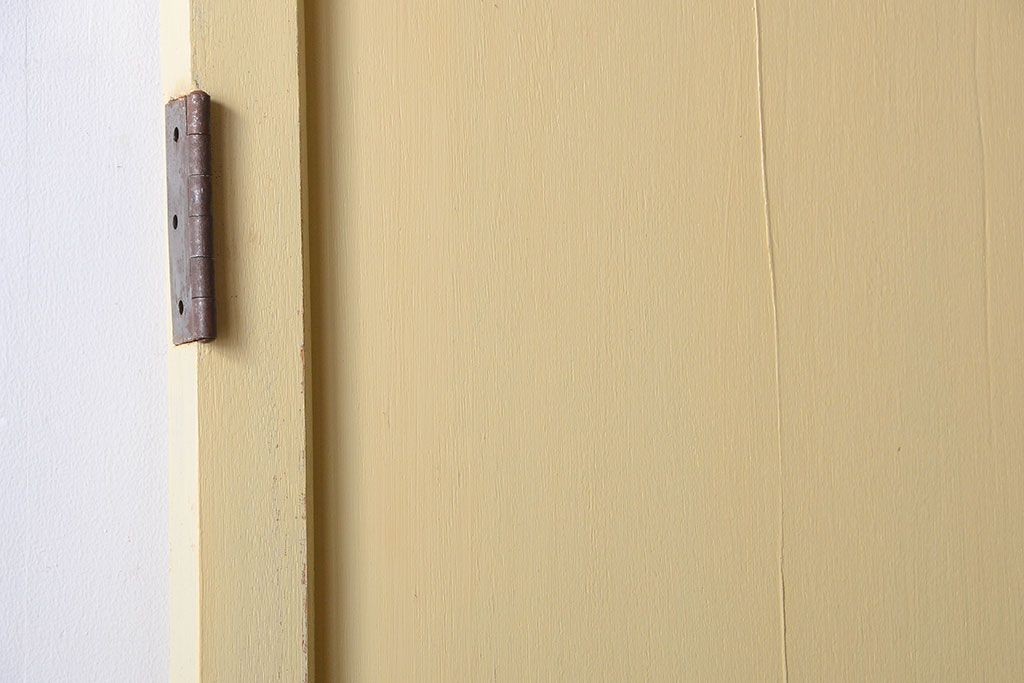 アンティーク　クリーム色ペイントのシンプルなドア